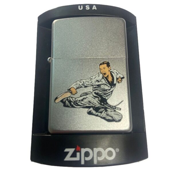 ZIPPO - Salto de Karatê